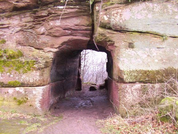 Le Loewenstein (porche taill dans le rocher, qui permettait d'accder  l'arrire-cour)
