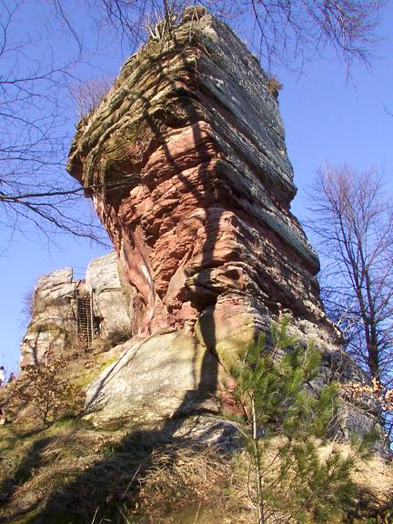 L'imposant rocher de grs sur lequel a t construit le Loewenstein